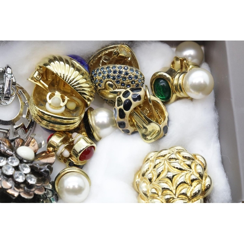 1309 - Tray of mixed costume jewellery brooches.  P&P Group 1 (£14+VAT for the first lot and £1+VAT for sub... 