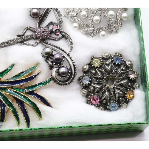 1314 - Tray of mixed costume jewellery brooches. P&P Group 2 (£18+VAT for the first lot and £2+VAT for subs... 