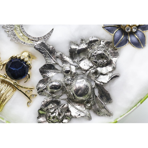 1304 - Tray of mixed costume jewellery brooches.  P&P Group 1 (£14+VAT for the first lot and £1+VAT for sub... 