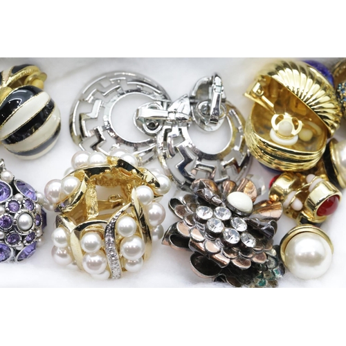 1309 - Tray of mixed costume jewellery brooches.  P&P Group 1 (£14+VAT for the first lot and £1+VAT for sub... 