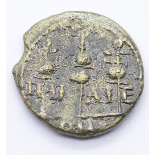 1364 - Roman Bronze AE20 - Radiate period with standards. P&P Group 1 (£14+VAT for the first lot and £1+VAT... 