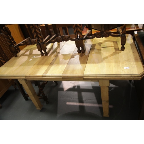 1610 - Pine farmhouse kitchen extending table with two drop-in leaves, L: 115 cm extends to 141 cm. This lo... 