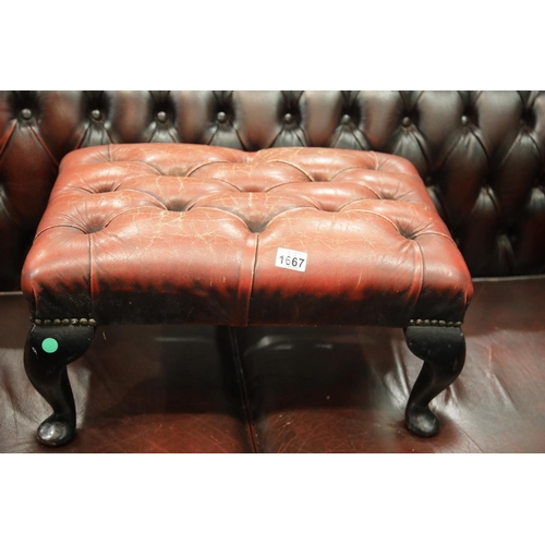 1667 - An ox-blood red leather Chesterfield footstool.  This lot is not available for in-house P&P.