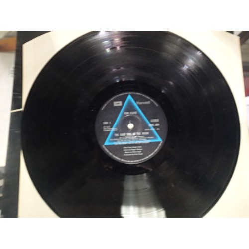 1550 - Pink Floyd Dark Side of the Moon, EMI Harvest SHVL804 with blue triangle to centre. P&P Group 1 (£14... 