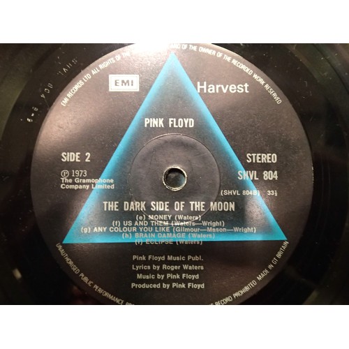 1550 - Pink Floyd Dark Side of the Moon, EMI Harvest SHVL804 with blue triangle to centre. P&P Group 1 (£14... 