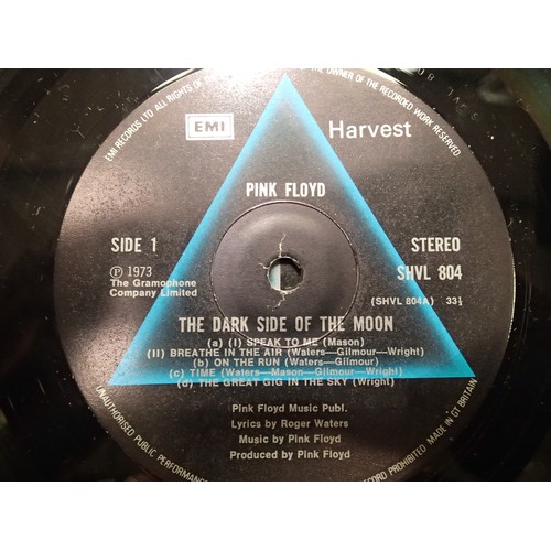 1550 - Pink Floyd Dark Side of the Moon, EMI Harvest SHVL804 with blue triangle to centre. P&P Group 1 (£14... 