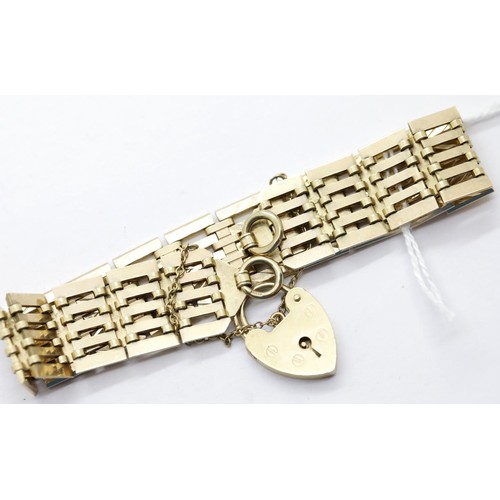 1617 - 9ct gold gate bracelet with padlock clasp and safety chain. P&P Group 1 (£14+VAT for the first lot a... 