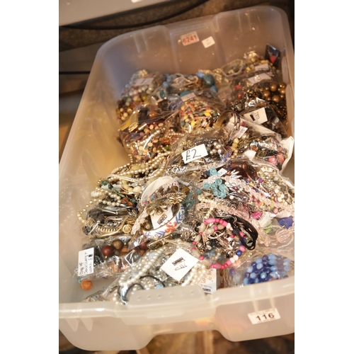116 - Quantity of unsorted costume jewellery. P&P Group 3 (£25+VAT for the first lot and £5+VAT for subseq... 