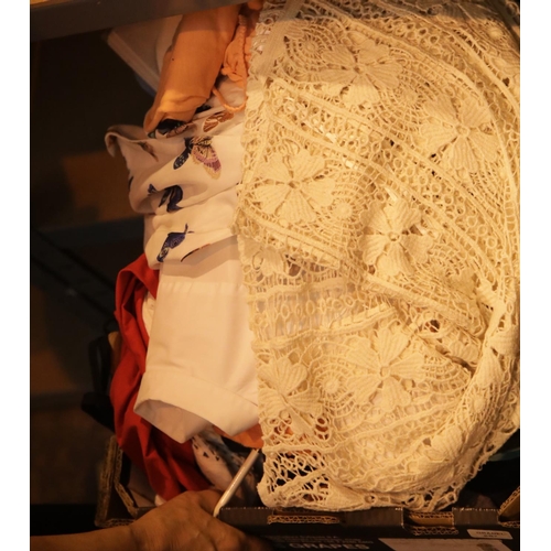 259 - Box of mixed ladies and gents clothing. This lot is not available for in-house P&P