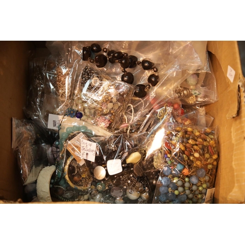 119 - Quantity of unsorted costume jewellery. P&P Group 3 (£25+VAT for the first lot and £5+VAT for subseq... 