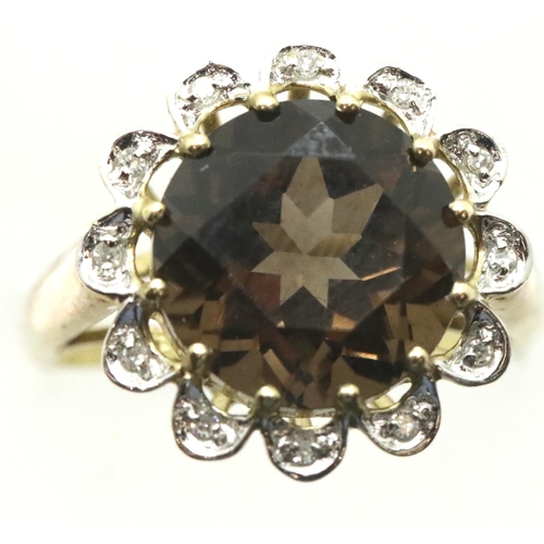 1162 - 9ct gold quartz and diamond set ring, size O, 4.9g. P&P Group 1 (£14+VAT for the first lot and £1+VA... 