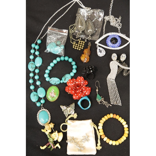 1260 - Box of mixed costume jewellery.  P&P Group 1 (£14+VAT for the first lot and £1+VAT for subsequent lo... 
