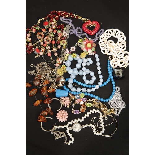1262 - Box of mixed costume jewellery.  P&P Group 1 (£14+VAT for the first lot and £1+VAT for subsequent lo... 