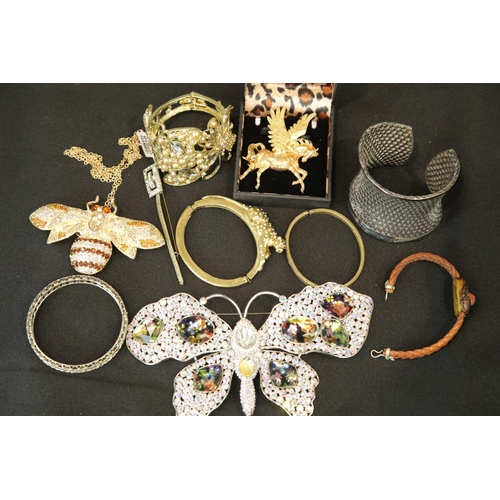 1263 - Box of mixed costume jewellery.  P&P Group 1 (£14+VAT for the first lot and £1+VAT for subsequent lo... 