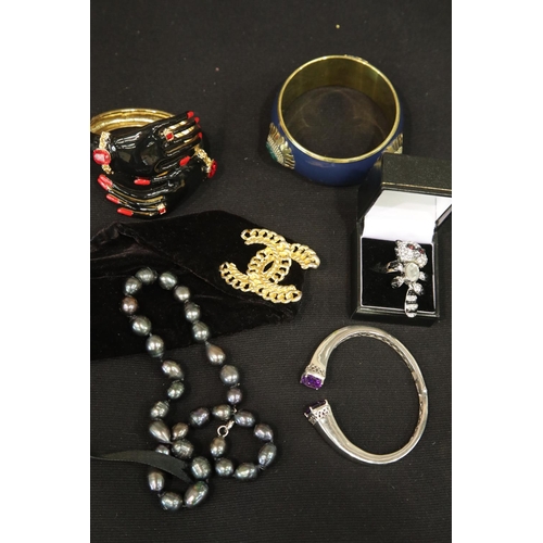 1265 - Box of mixed costume jewellery.  P&P Group 1 (£14+VAT for the first lot and £1+VAT for subsequent lo... 