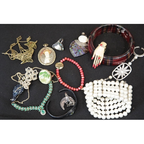 1266 - Box of mixed costume jewellery.  P&P Group 1 (£14+VAT for the first lot and £1+VAT for subsequent lo... 