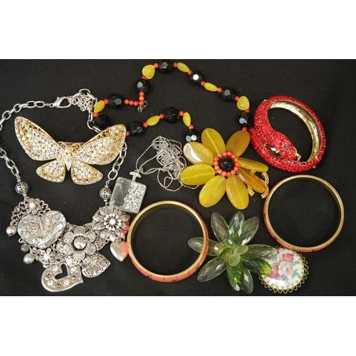 1268 - Box of mixed costume jewellery.  P&P Group 1 (£14+VAT for the first lot and £1+VAT for subsequent lo... 
