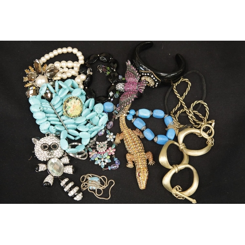 1269 - Box of mixed costume jewellery.  P&P Group 1 (£14+VAT for the first lot and £1+VAT for subsequent lo... 