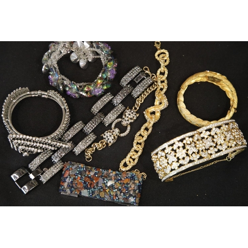 1272 - Mixed costume jewellery bangles and bracelets.  P&P Group 1 (£14+VAT for the first lot and £1+VAT fo... 