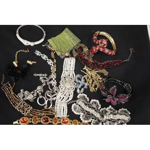 1273 - Mixed costume jewellery bangles and bracelets.  P&P Group 1 (£14+VAT for the first lot and £1+VAT fo... 