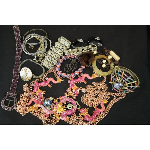 1276 - Mixed costume jewellery bangles and bracelets.  P&P Group 1 (£14+VAT for the first lot and £1+VAT fo... 