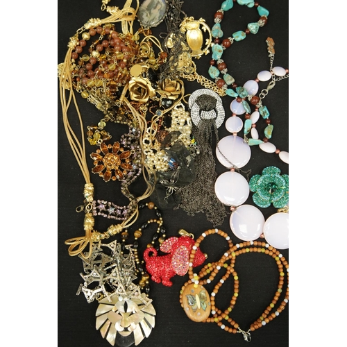 1279 - Mixed costume jewellery necklaces chains and pendants.  P&P Group 1 (£14+VAT for the first lot and £... 