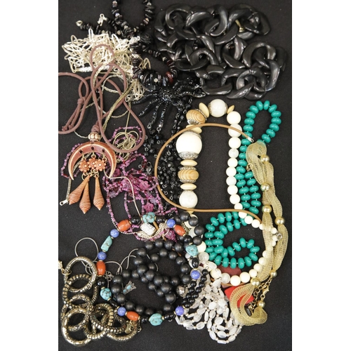 1282 - Mixed costume jewellery necklaces chains and pendants.  P&P Group 1 (£14+VAT for the first lot and £... 
