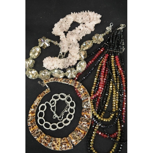 1285 - Mixed costume jewellery necklaces chains and pendants.  P&P Group 1 (£14+VAT for the first lot and £... 