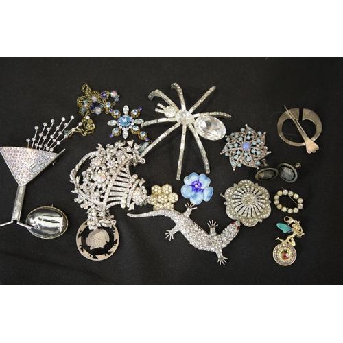 1290 - Mixed costume jewellery brooches and clips.  P&P Group 1 (£14+VAT for the first lot and £1+VAT for s... 