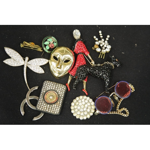 1293 - Mixed costume jewellery brooches and clips.  P&P Group 1 (£14+VAT for the first lot and £1+VAT for s... 