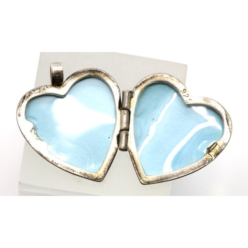 1160F - Silver antique locket. P&P Group 1 (£14+VAT for the first lot and £1+VAT for subsequent lots)