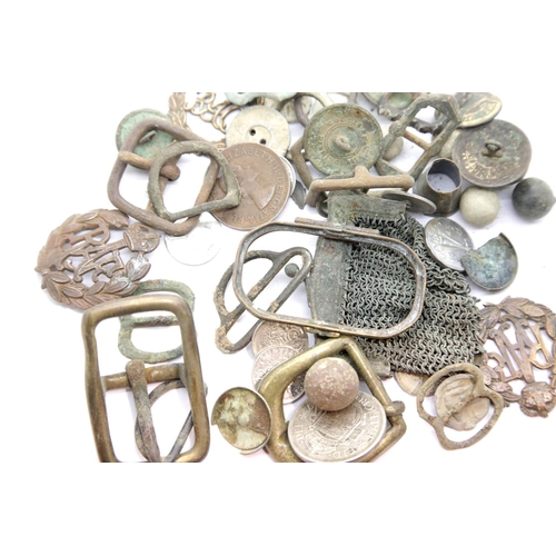 3140 - Bag of metal detecting finds including Military Badges & Buttons. P&P Group 2 (£18+VAT for the first... 