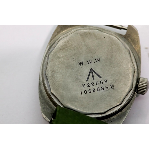 3142 - Vietnam War type black dial watch with broad arrow marked verso. P&P Group 1 (£14+VAT for the first ... 