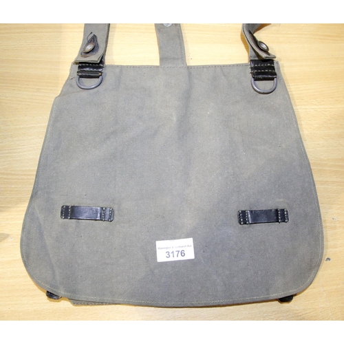 3176 - German WWII type M31 bread bag in grey, stamped RLB 43 inside. P&P Group 1 (£14+VAT for the first lo... 