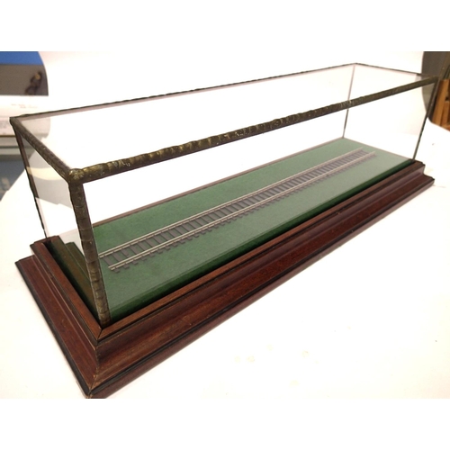 2304 - Wood base with glass top display case 40 x 10 x 10 cm with OO track. P&P Group 1 (£14+VAT for the fi... 