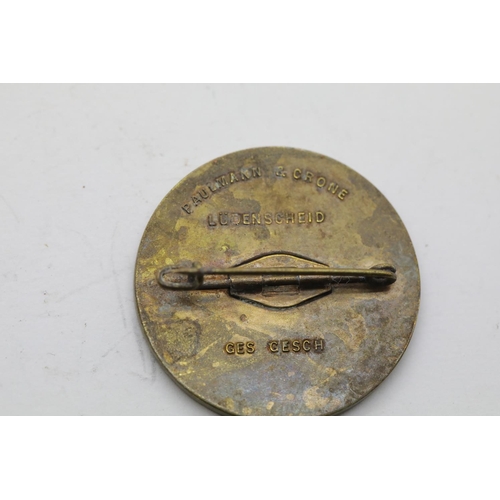 3342 - German WWII type Adolf Hitler badge with makers mark Paulmann & Crone verso. P&P Group 1 (£14+VAT fo... 