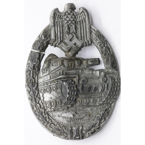 3341 - German WWII type silver Panzer Assault badge, crack to wreath. P&P Group 1 (£14+VAT for the first lo... 