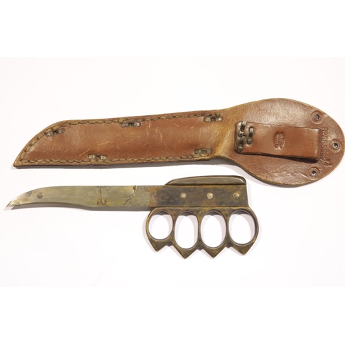 3259 - British BC41 WWII type knuckle grip fighting knife and leather sheath, blade L: 14 cm. P&P Group 1 (... 