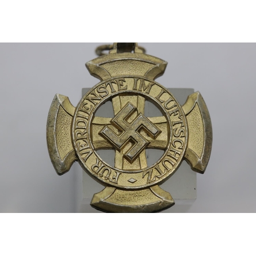 3442 - German WWII Luftschutz Bravery Cross, boxed. P&P Group 1 (£14+VAT for the first lot and £1+VAT for s... 