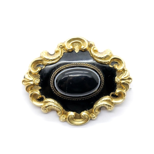 1003 - Victorian yellow metal mourning brooch with agate centre and vacant lock of hair panel to verso, L: ... 