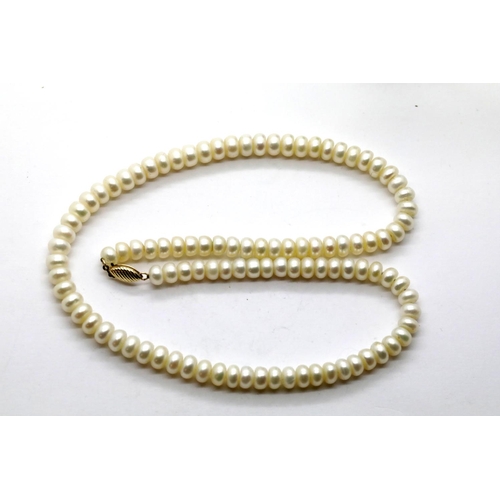 1049 - Flat pearl choker with a 14K gold clasp. Pearls 5: mm, L: 45 cm, 27g. P&P Group 1 (£14+VAT for the f... 