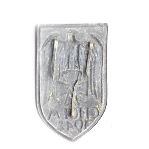 3380 - German WWII type Cholm shield 1942. P&P Group 1 (£14+VAT for the first lot and £1+VAT for subsequent... 