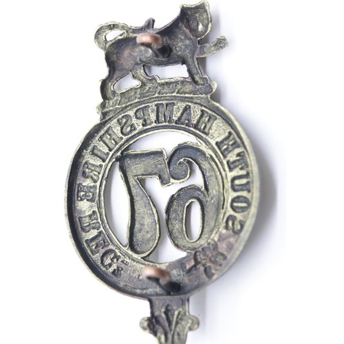 3385 - British Glengarry badge for 67th South Hampshire Regiment. P&P Group 1 (£14+VAT for the first lot an... 