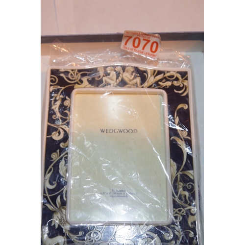 110 - Boxed Wedgwood Cornucopia portrait frame, 90 x 130 cm. P&P Group 2 (£18+VAT for the first lot and £3... 