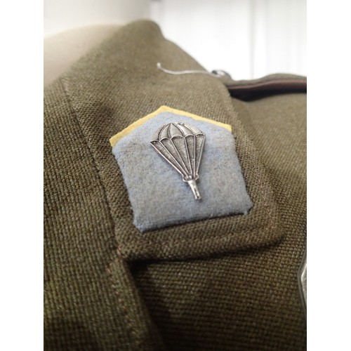 3109 - Polish WWII type Free Forces Parachute Captain's  representation set comprising badged tunic and Sam... 