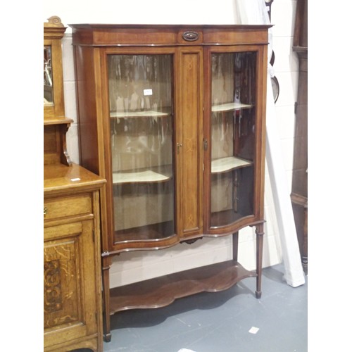 1771 - Large Edwardian inlaid mahogany display cabinet with serpentine front and curved glass, two shelves ... 