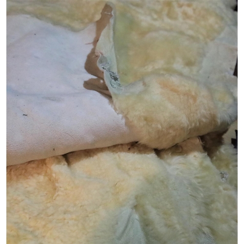 3057 - Five lamb skins. P&P Group 3 (£25+VAT)