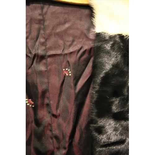 3189 - Ladies fur coat with white collar. P&P Group 3 (£25+VAT)