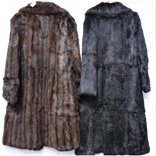 3192 - Two ladies fur coats. P&P Group 3 (£25+VAT)