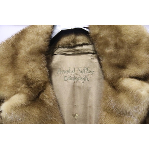 3193 - Ladies short mink coat. P&P Group 3 (£25+VAT)Condition report: Size 12 approximately, Fur and lining... 